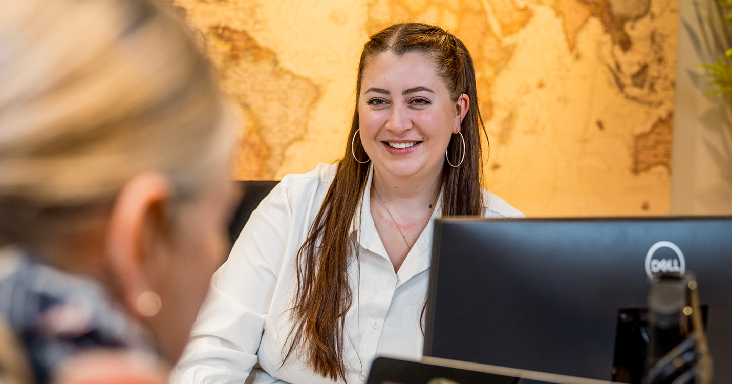 DERTOURReisebüro_Beratung_brauneHaare