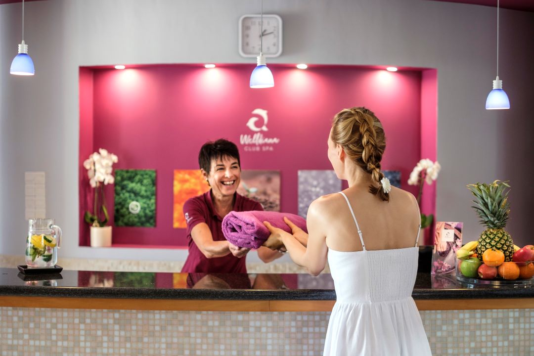 Welldiana, Wellness im Hotel, Spa, Übergabe Handtuch zur Erholung