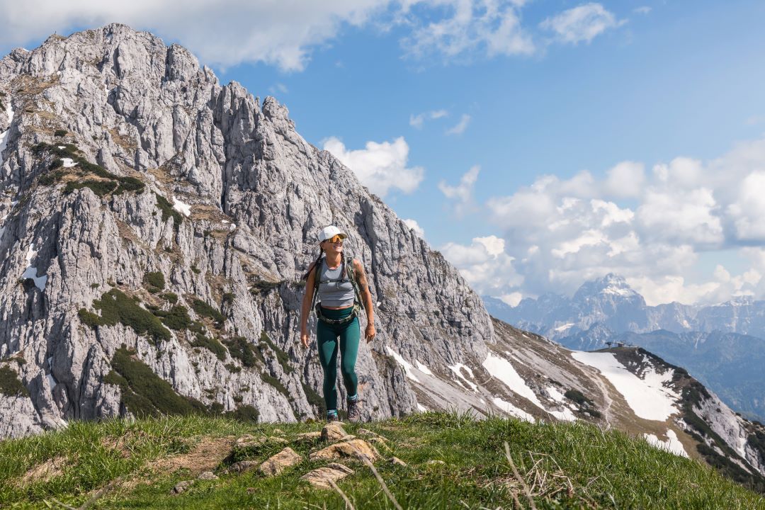Frau beim Wandern, Wandern in den Bergen, Sport und Bewegung