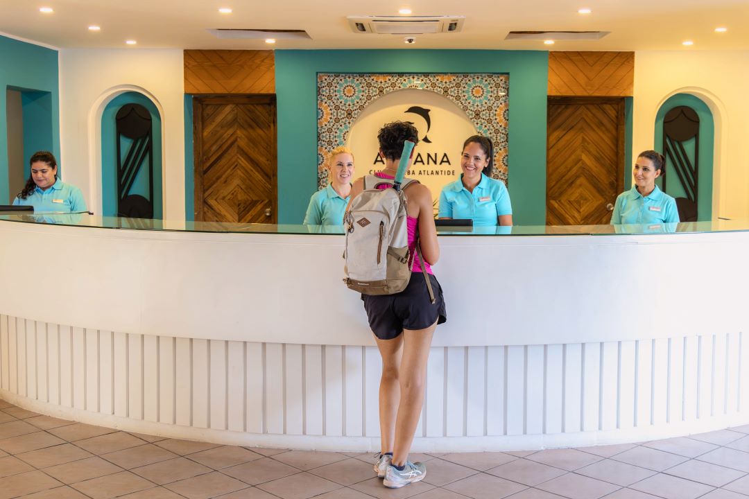 Rezeption oder Empfang in einem Hotel, Gast checkt ein, Hotel